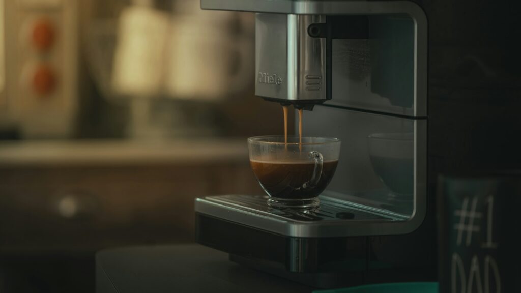 Een koffiemachine met een glas koffie in een keuken