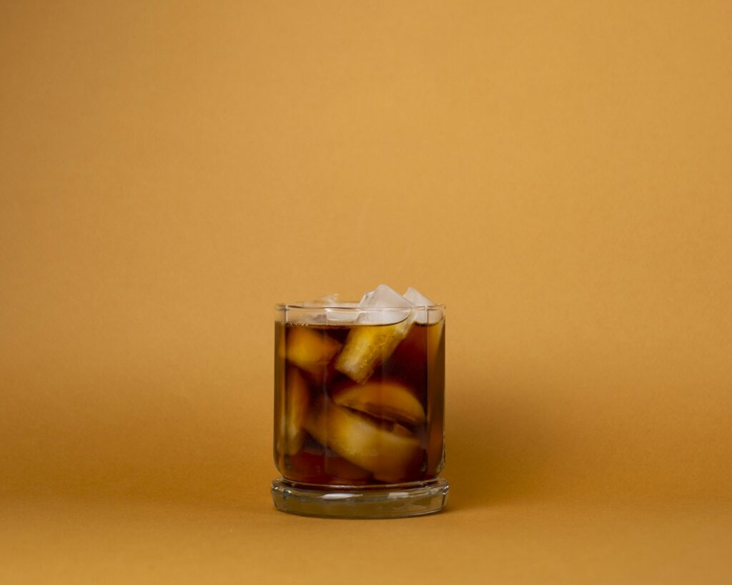 Een glas cola met ijs, espresso en een laag room