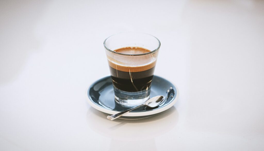 Een espresso loopt uit een filterhouder in een kopje