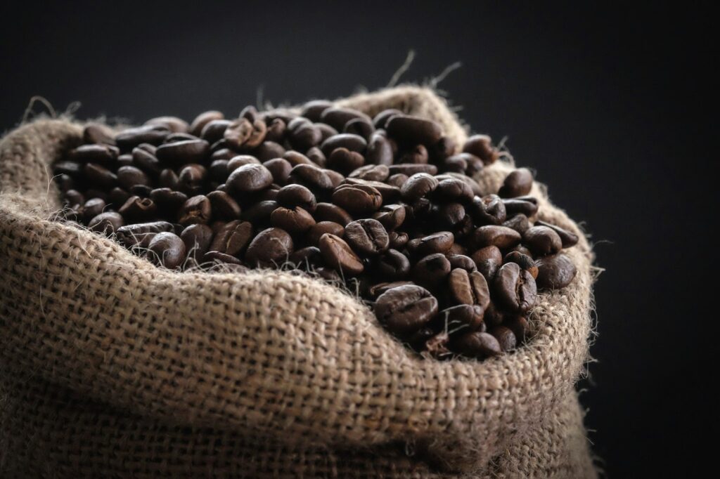 Zakken koffiebonen op een schap in een branderij