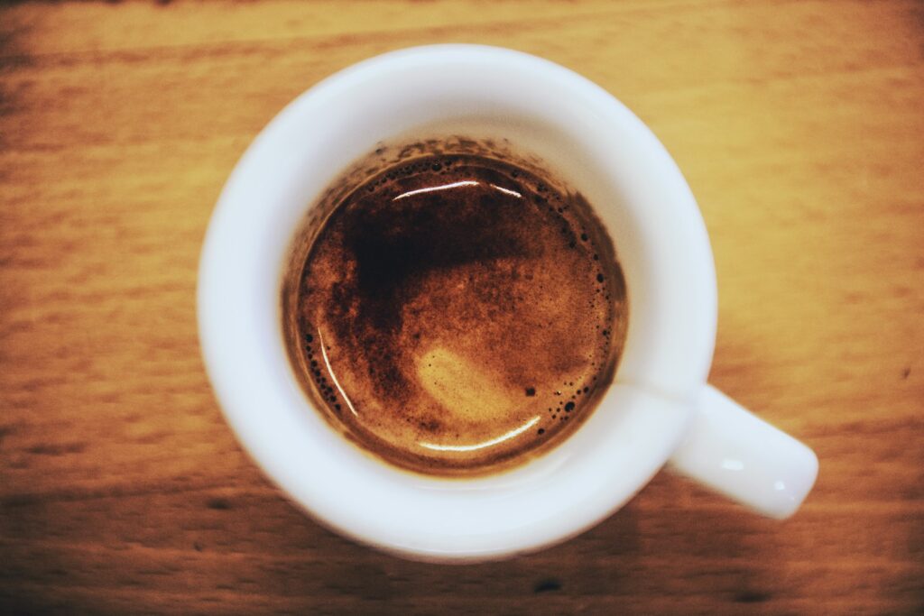 Dubbele espresso in een glazen kopje op een houten tafel