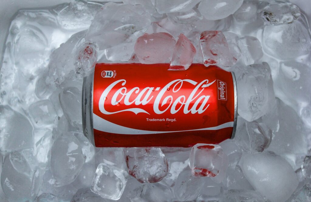 Glas cola met ijs naast een glas ijskoffie op een keukentafel