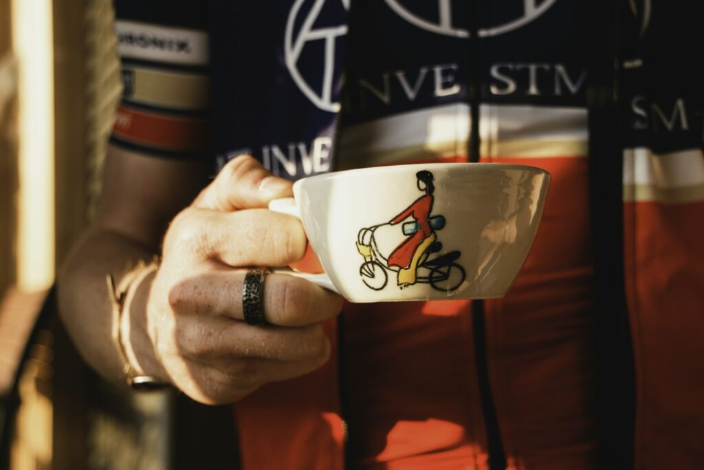 Kopje espresso op een tafel naast een racefiets