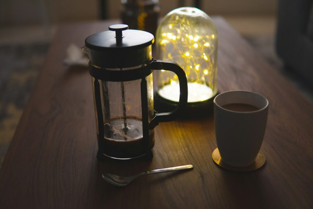 Gemalen koffie in een cafetière op een keukentafel