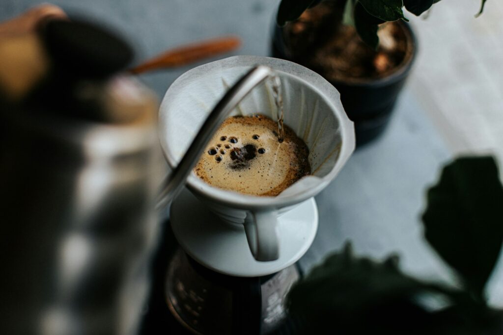 Filterkoffiezetapparaat met glazen kan naast een espressokopje in een keuken