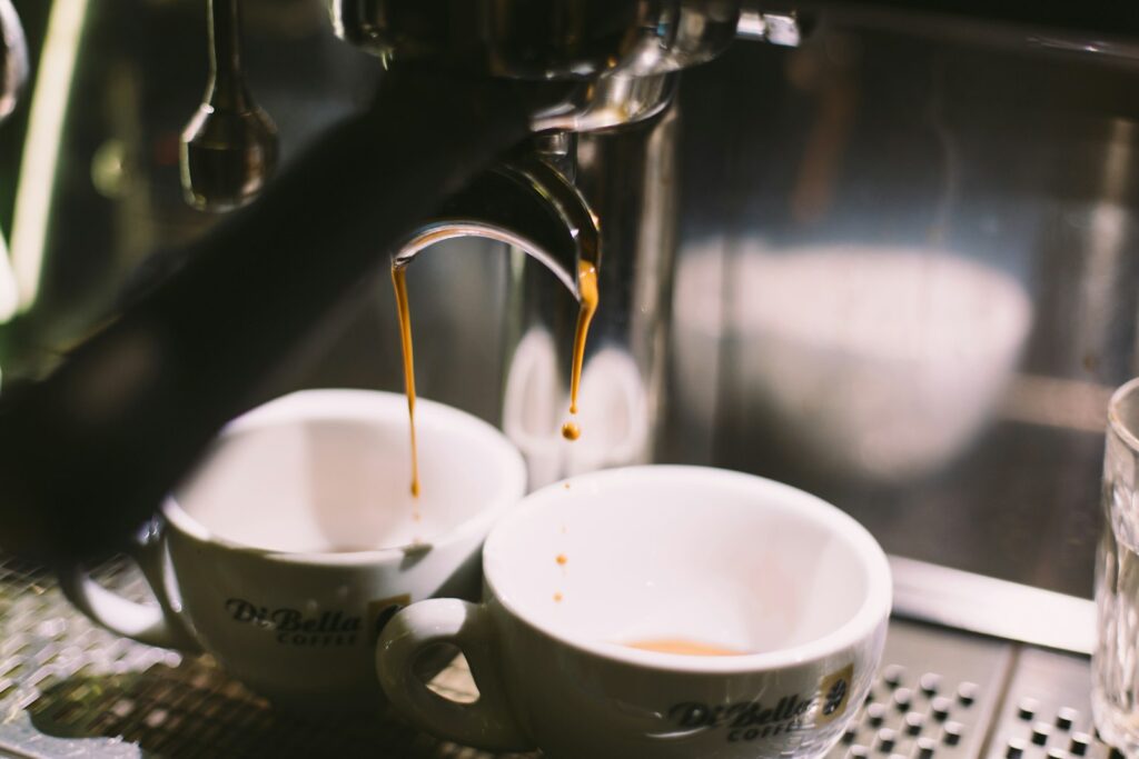 Close-up van een espresso met een dikke laag roodbruine crema in een wit kopje