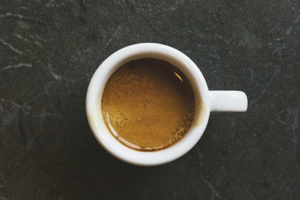 Dubbele espresso op een bijzettafel naast de bank
