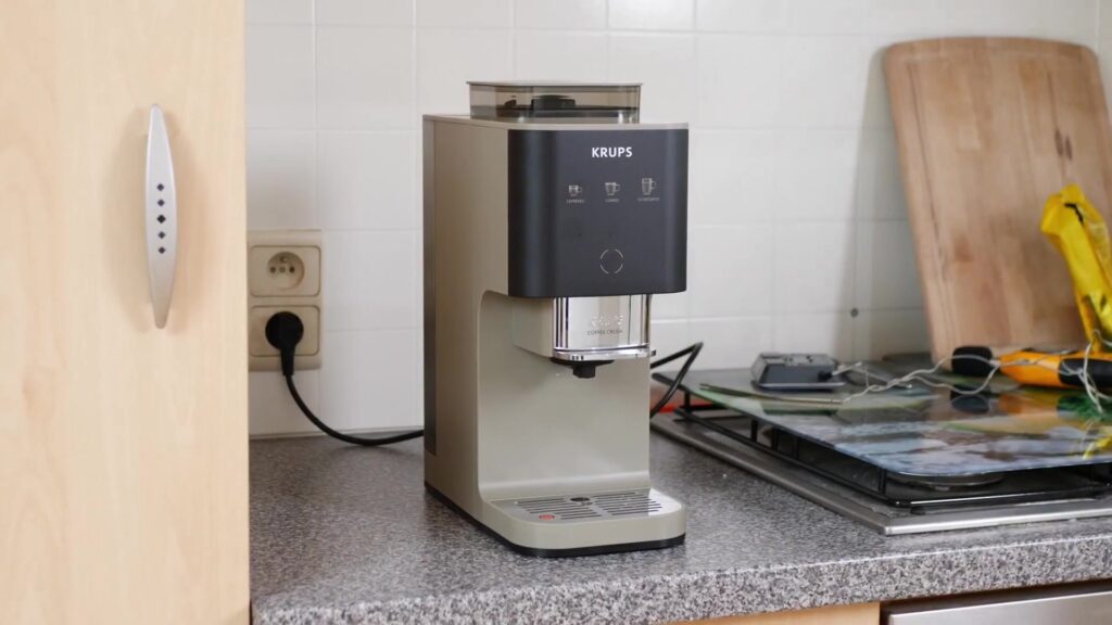 Smalle Krups Coffee Crush bonenmachine op een keukenaanrecht