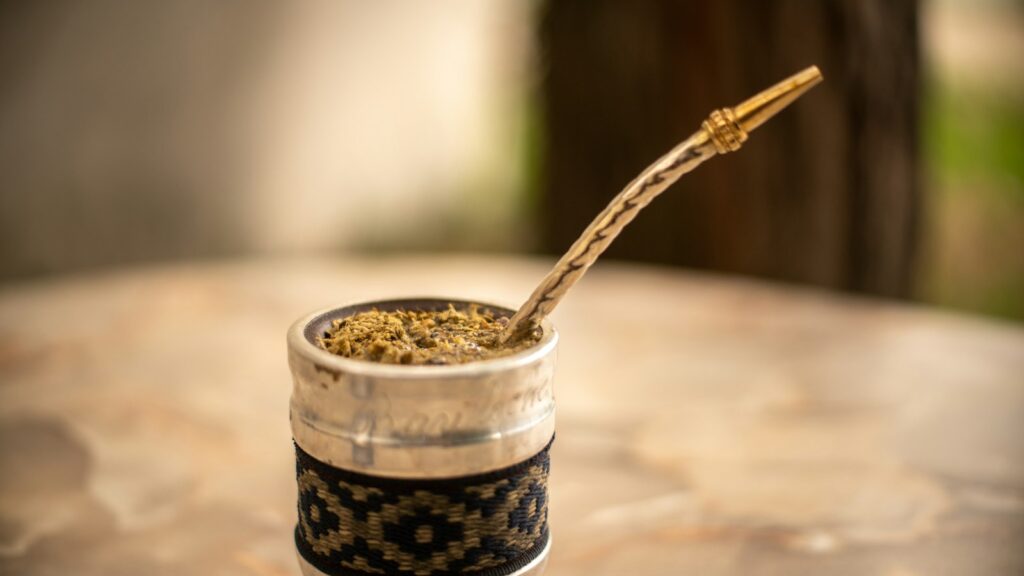 Kalebas met yerba mate en een metalen bombilla op tafel