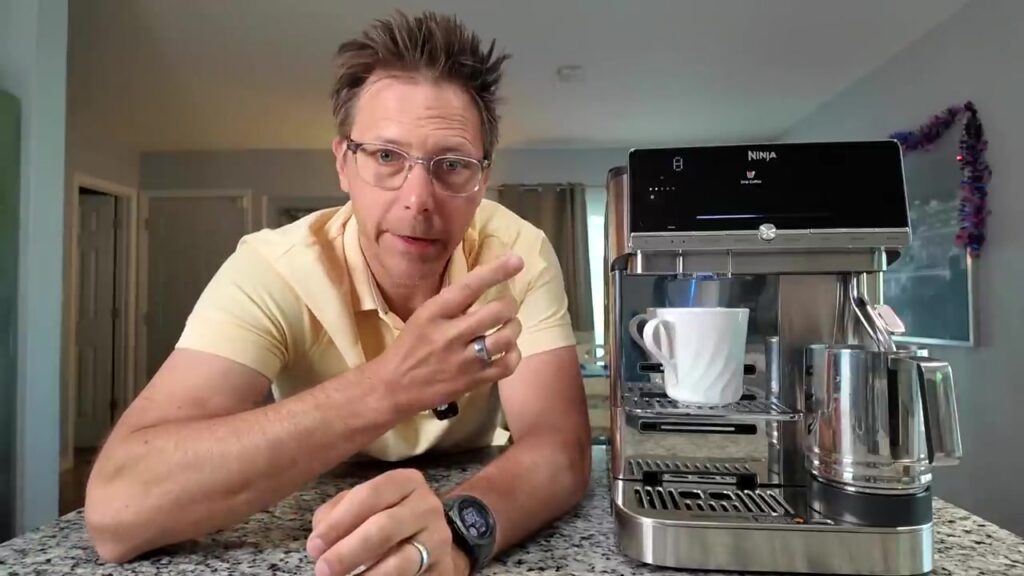 De Ninja AutoBarista Pro volautomaat op een aanrecht met een kopje onder de uitloop