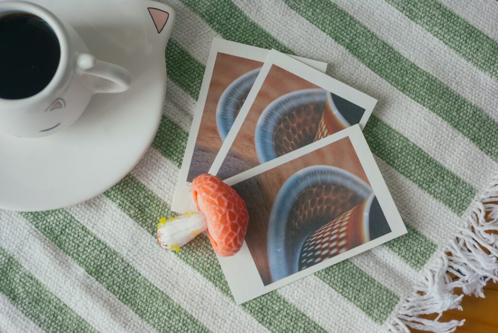 Kop koffie naast gedroogde paddenstoelen op een houten tafel