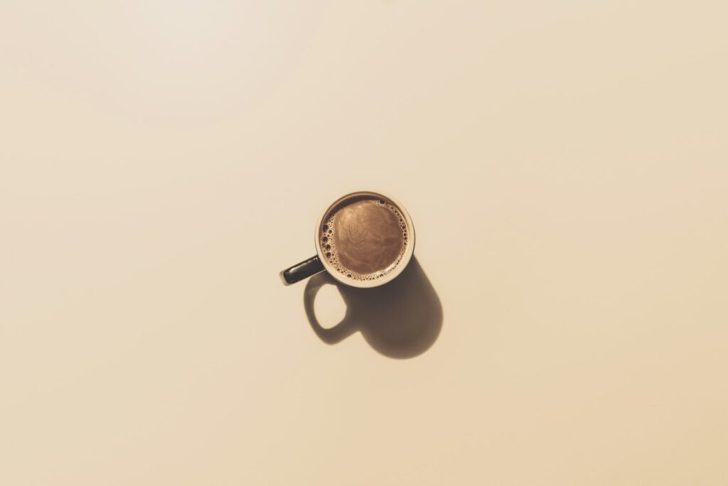 Kopje zwarte koffie op een houten keukentafel