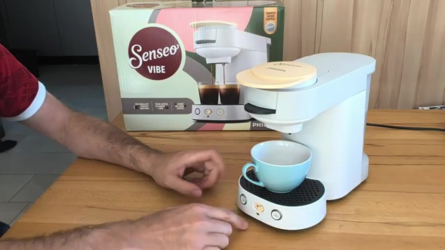 Compacte Senseo Vibe padmachine zet koffie in een lichtblauwe kop