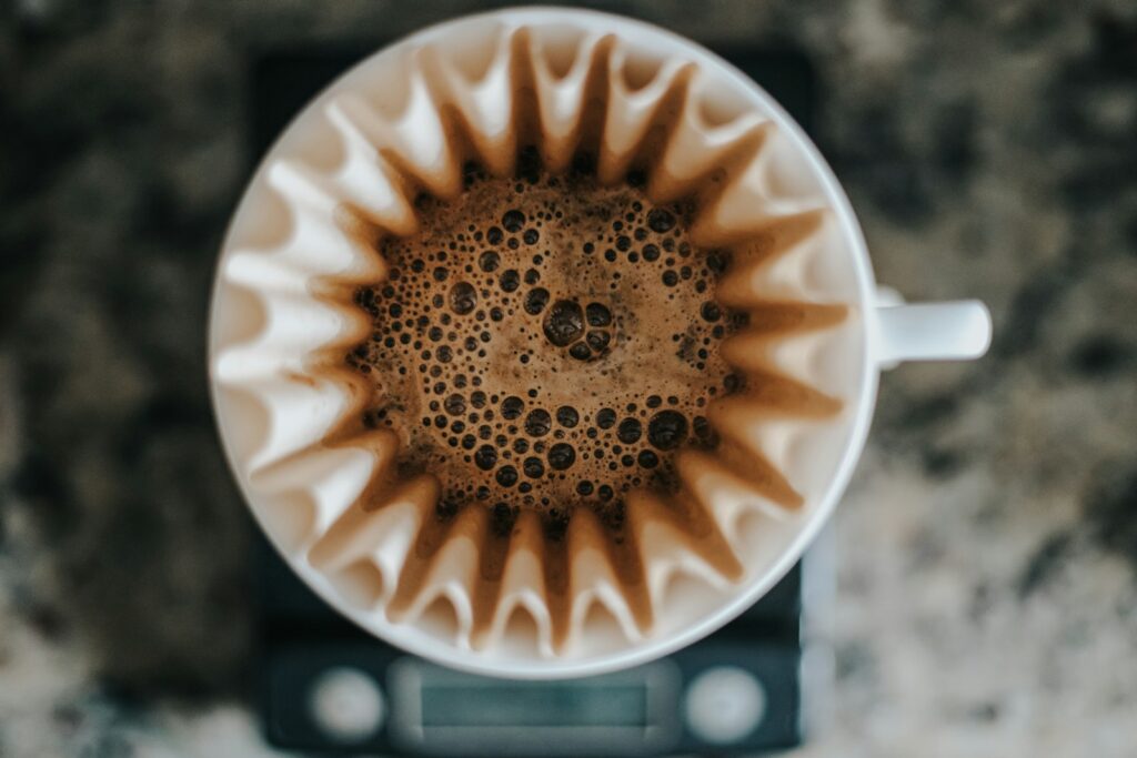 Filterkoffie die door een V60-dripper in een glazen kan loopt