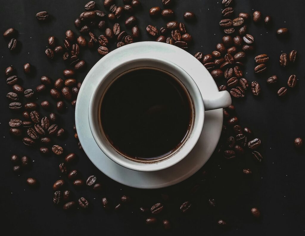 Kop zwarte filterkoffie op een houten tafel bij daglicht